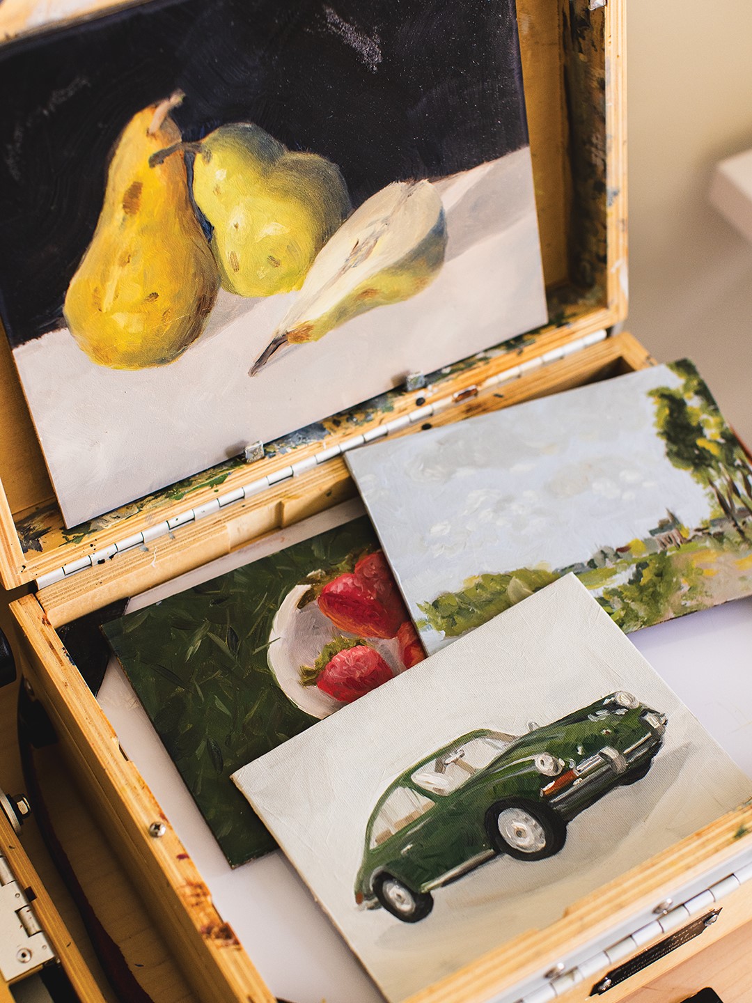 Whether in her studio or on the go, Mariah Smith enjoys her craft wherever she can. Smith’s portable painting kit allows her to set up wherever inspiration strikes.